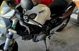 Ducati, Monster 696, 2010